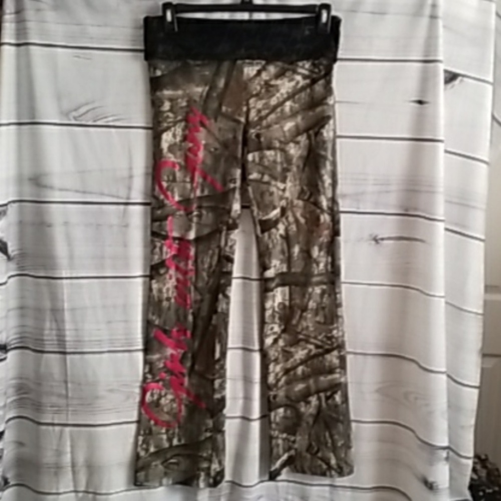 IN SEARCH OF GIRLS HAVE GUNS YOGA PANTS